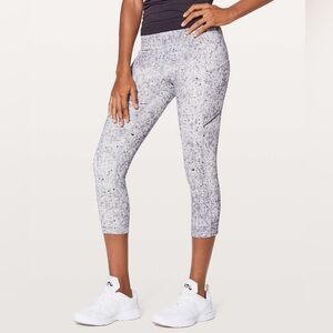 Lululemon Speed Up Crop 21"
Antiqued Alpine White Multi